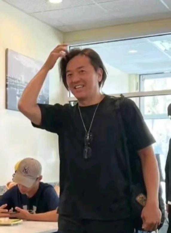 近日，有网友在美国偶遇郑伊健，他和朋友一起去小餐馆吃饭，真实怼脸镜头下的他真的老