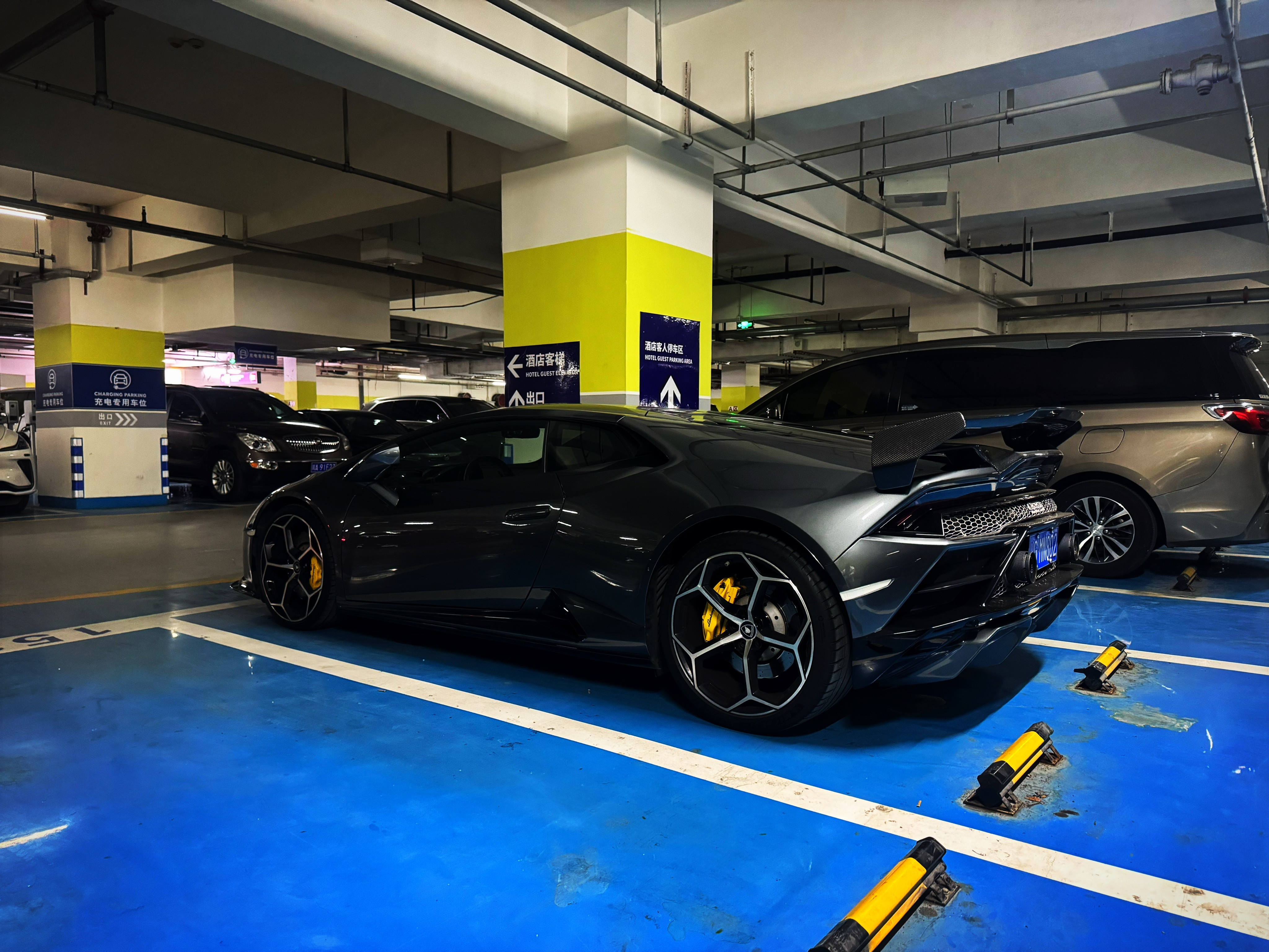 停车场偶遇一台，兰博基尼小牛！这么多年过去了，即使是安安静静的停在那儿，让人心生