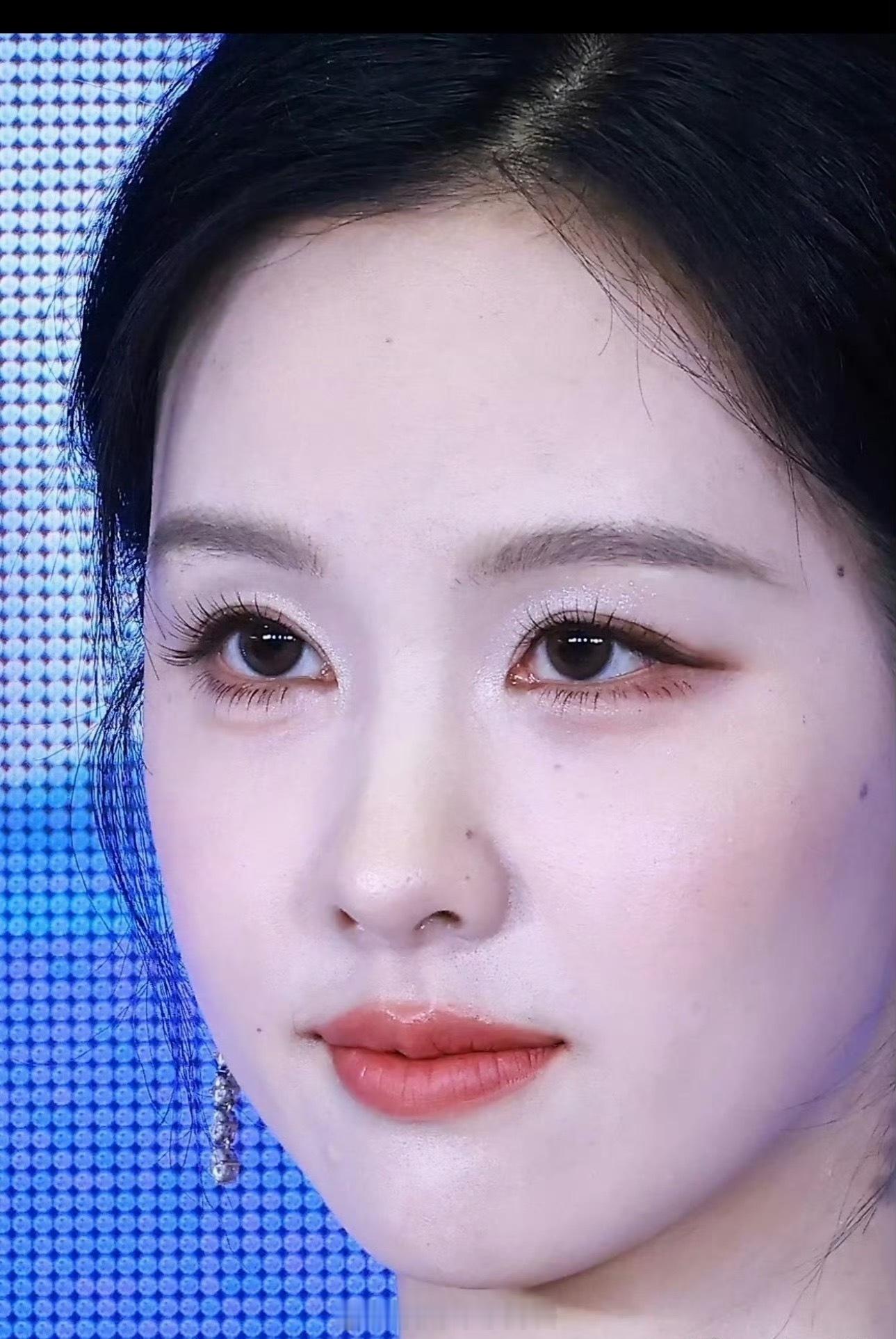 现实中看到的陈都灵，毫无ps，这图生到痘痘都看见了​​​