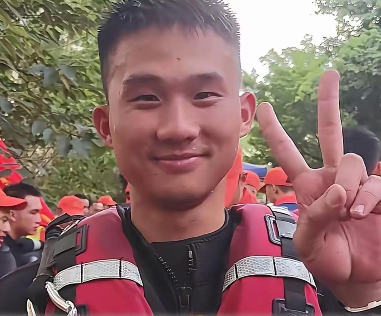 梁焕真是当之无愧最可爱的消防员！7月9日，在广西贵港抗洪一线，他雨中扒饭的视频火