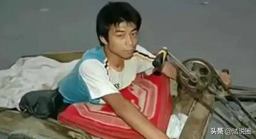 5岁瘫痪、被至亲亏欠30年！1991年，5岁男孩被亲爹一脚踹瘫，妈也跑了，他趴着