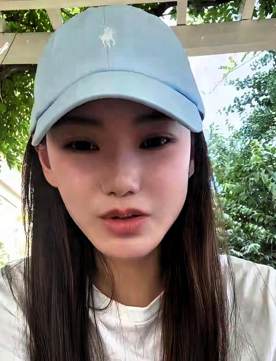 十二岁的小玥儿临近小学毕业典礼，接连三次轻声询问汪小菲能否到场，小心翼翼的试探戳