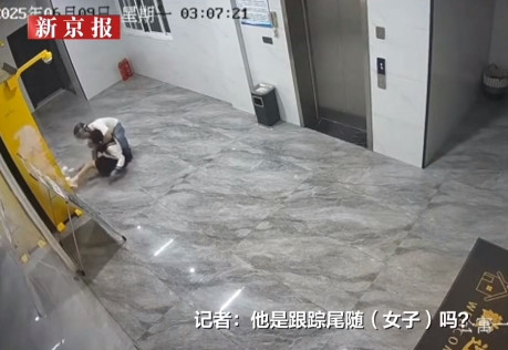 凌晨3点东阳某公寓电梯厅的丑事一大早就热上了榜一。一戴头盔男突然从背后袭击独