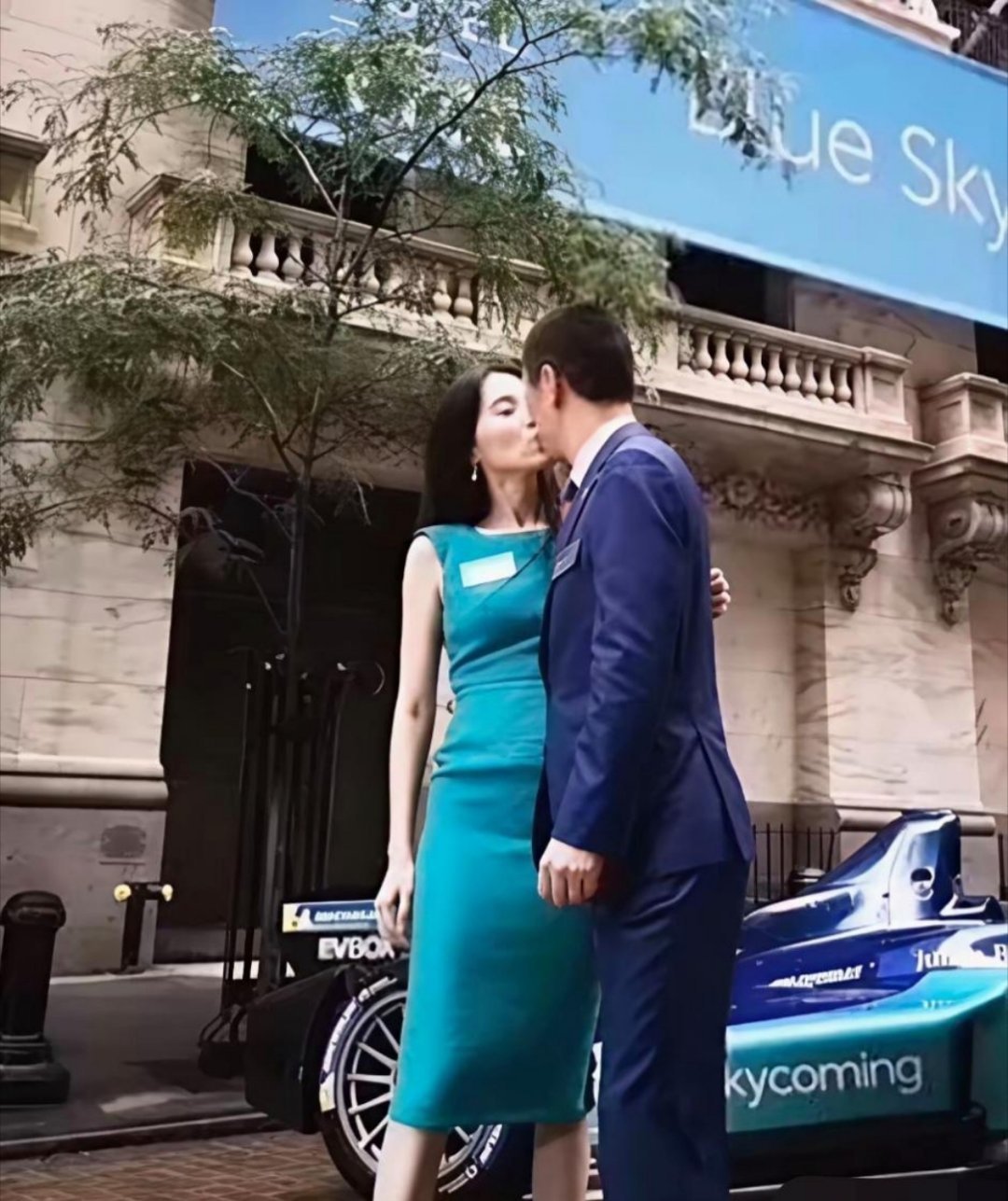 蔚来创始人李斌与妻子王屹芝赴美上市时期留影，纽约纽交所门外，身后是蔚来方程式赛车，不少网友评价王屹芝