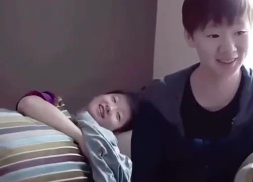 考古孙颖莎和王曼昱的关系，莎莎开心表态：我非常爱她，她是我姐姐不久前，网上流传