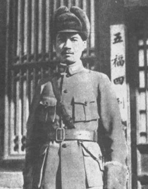 1945年11月，东北军元老何柱国在宴会上喝了一杯酒，第二日视物模糊，一周后失明