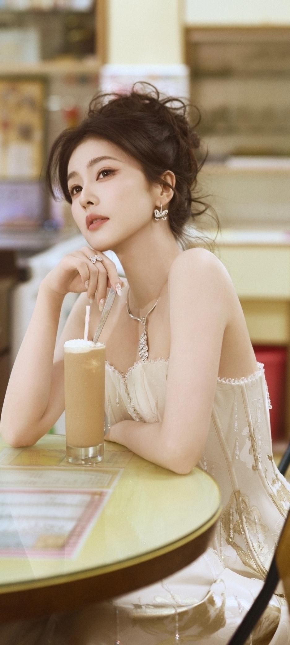 白鹿白色露背礼服封神！生图怼脸抗打，优雅氛围感拉满✨谁懂啊！白鹿这组白色露背