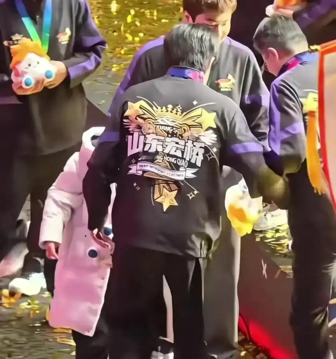 扶教练上热搜第1天重庆冠军赛局间，王楚钦先伸手垫住尹霄后腰，再递毛巾，动作