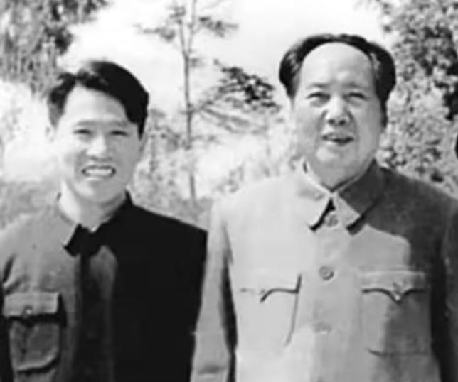 1976年9月9日，当一男子得知毛主席逝世后，当即便拿起了剪刀直接冲向了毛主席的