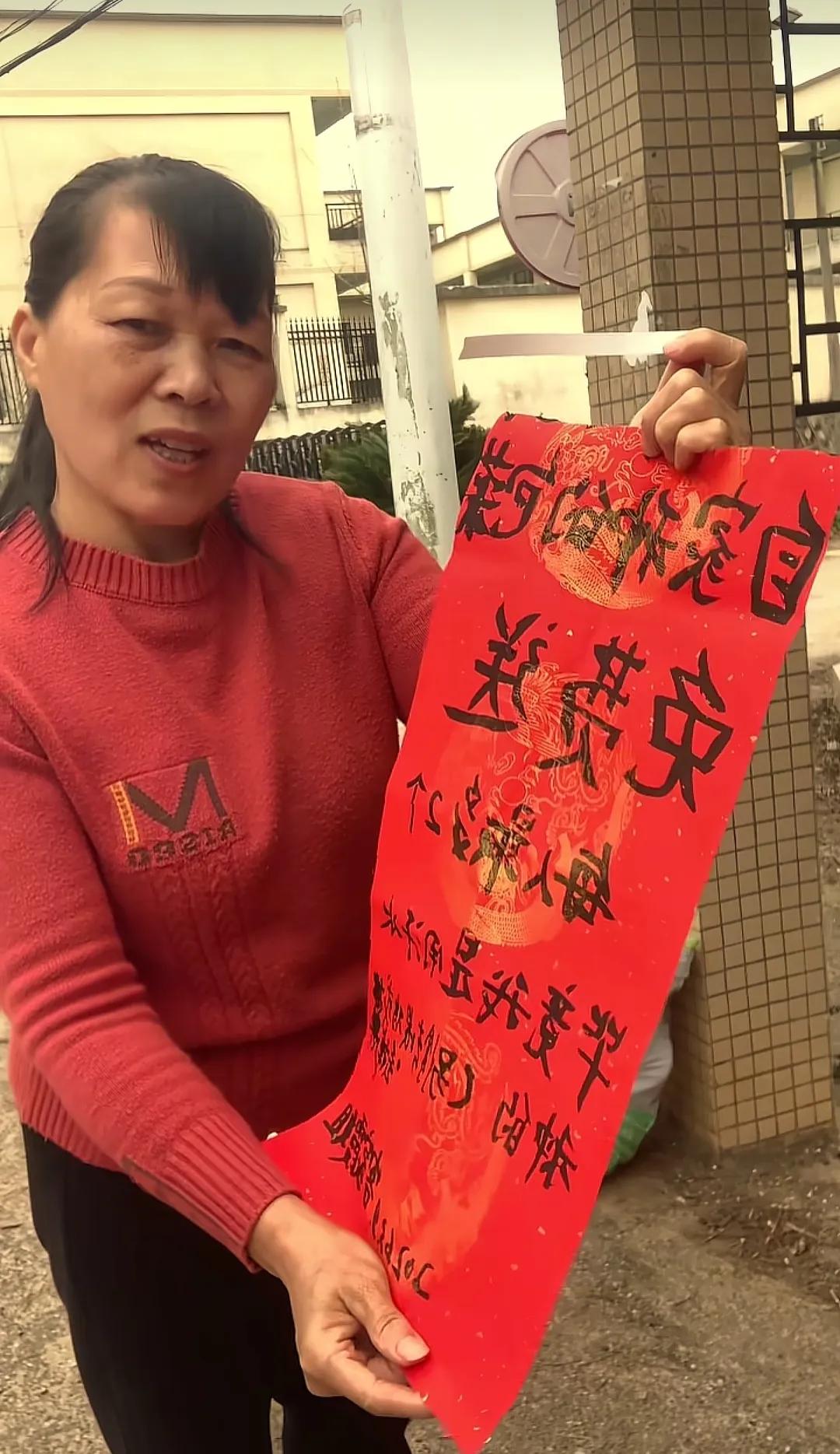 广东河源，一大姐将自家种的包菜堆在了马路边，起因是大姐家的包菜太多了，于是大姐突