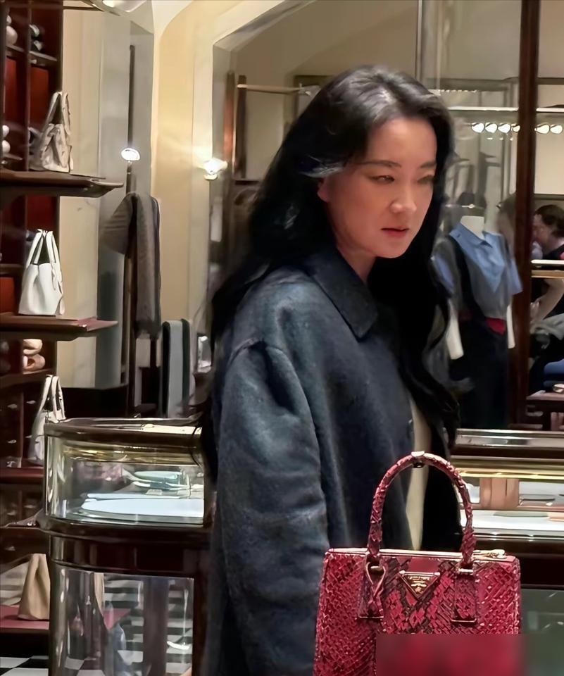 以为大碗娱乐塌房的都歇了吧，贾玲这是把灶台拆了改火药库。股权收成百分之百，亲