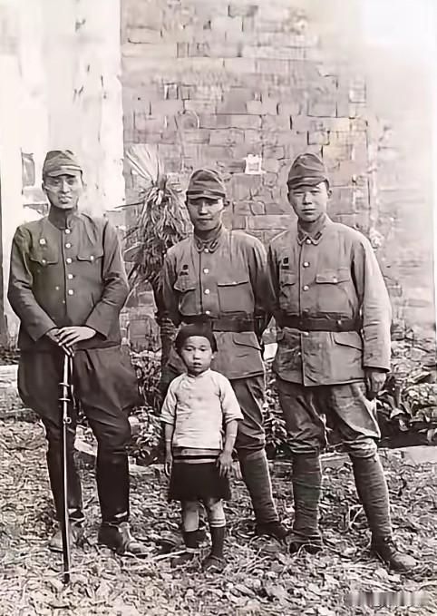 看完这张照片，真为这个孩子的命运担忧，也不知道这个孩子最终的命运结局如何，虽然照