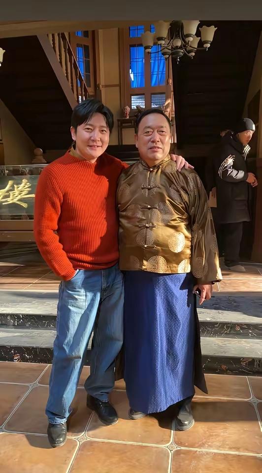 郭京飞旁边男的是谁？是不是演员