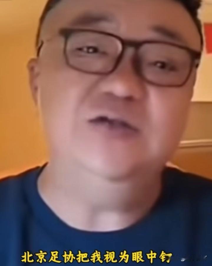 始终不能理解为啥全国那么多足协，偏偏是北京足协和董路过不去呢？按理来说他们之间