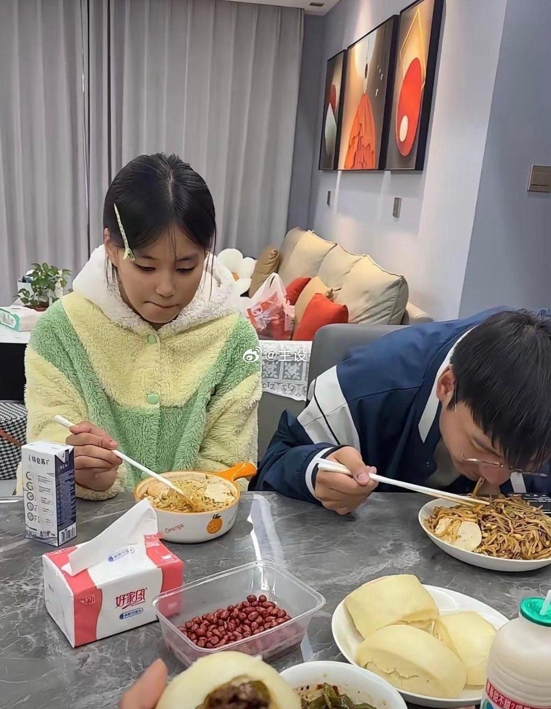 三个人坐三样菜，没有一个是好养活的