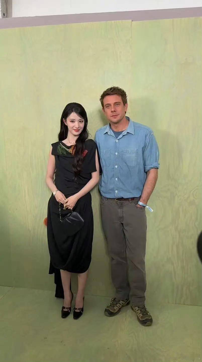 dior女帝王楚然后台见设计师，全英文交流网友吐槽，土土的很谄媚