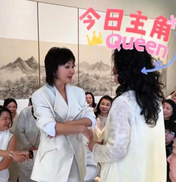 从刘嘉玲见张兰说的第一句话，看得出刘嘉玲没少吃张兰家的瓜！真是没想到，刘嘉玲和