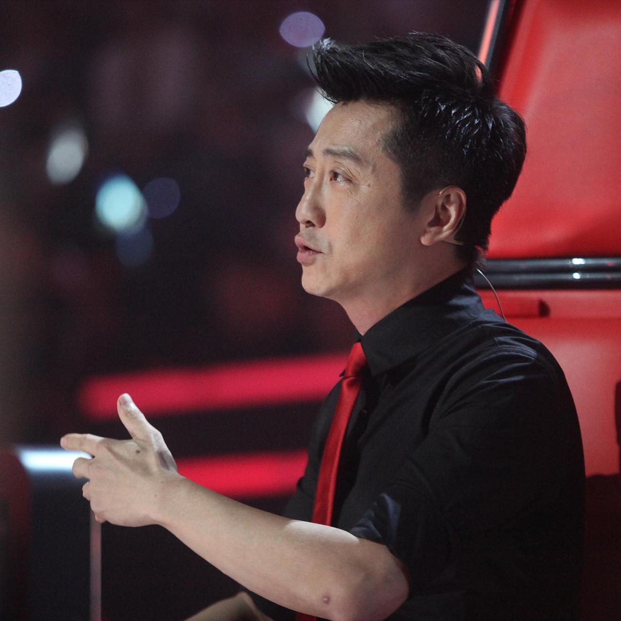 歌手庾澄庆，当过兵，在部队演出的时候，情绪太嗨了，就抱着吉他，跳下去唱，谁知连着