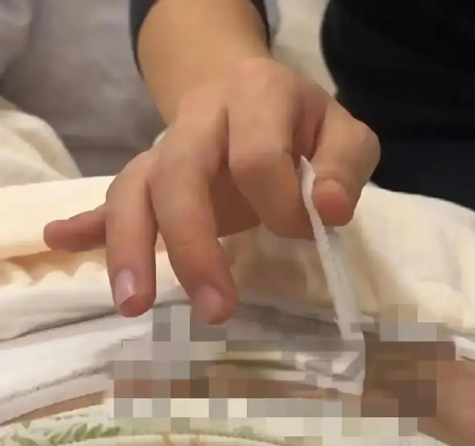 山东一女子出院第四天让丈夫帮忙揭剖腹产纱布，男人看到伤口当场掉泪。视频里他手抖