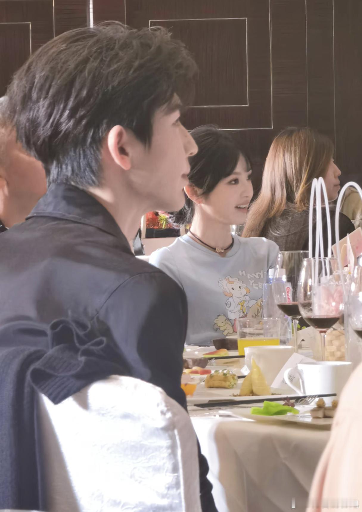 张凌赫、田曦薇《逐玉》同框合照🈶，田作之赫站一起真的好搭～二搭通通吻上我们田赫