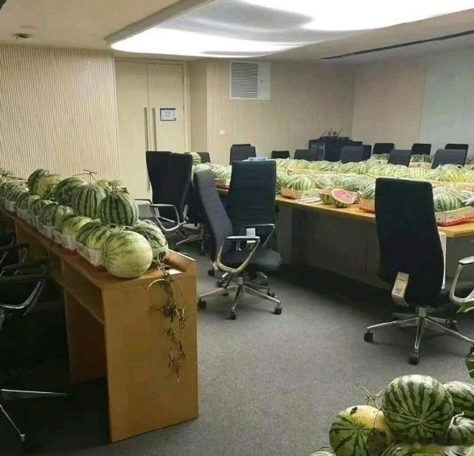 老板说今天有日本和韩国客户来公司，让我准备一些水果