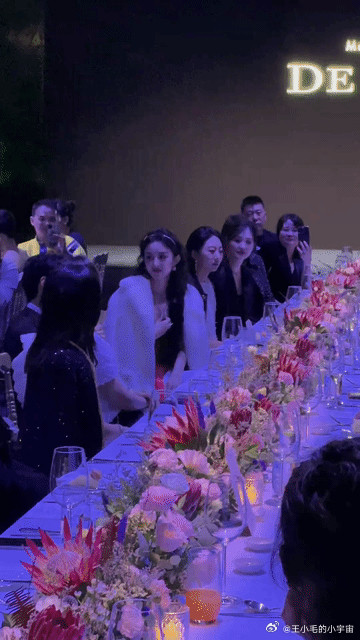 这么糊也能真实的感受到赵丽颖的美貌，在人群中才能get到赵丽颖的脸有多精致，五官