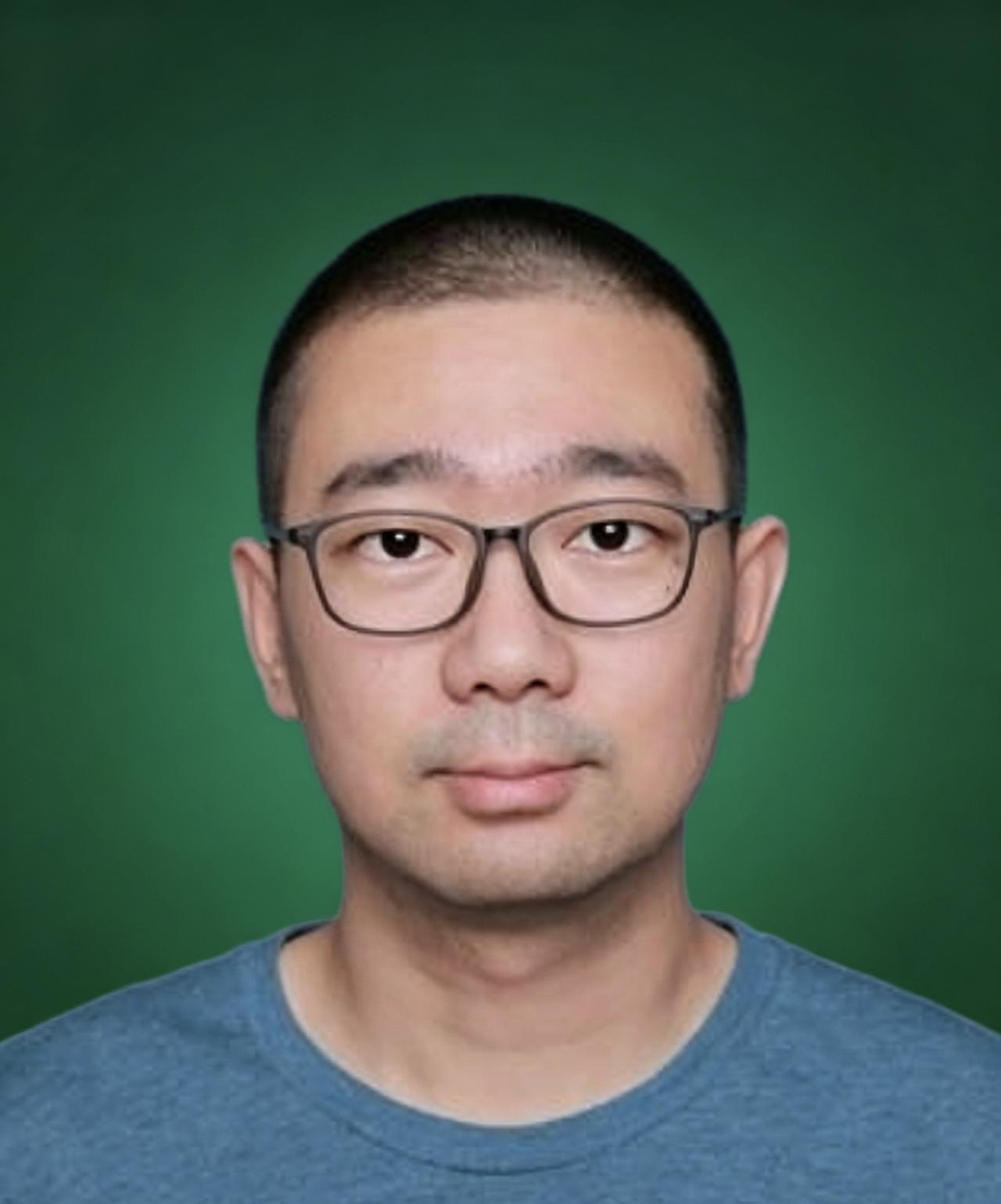 周尧，高中毕业于湖北省夷陵中学，2007年以695分的成绩夺得湖北省高考理科状元