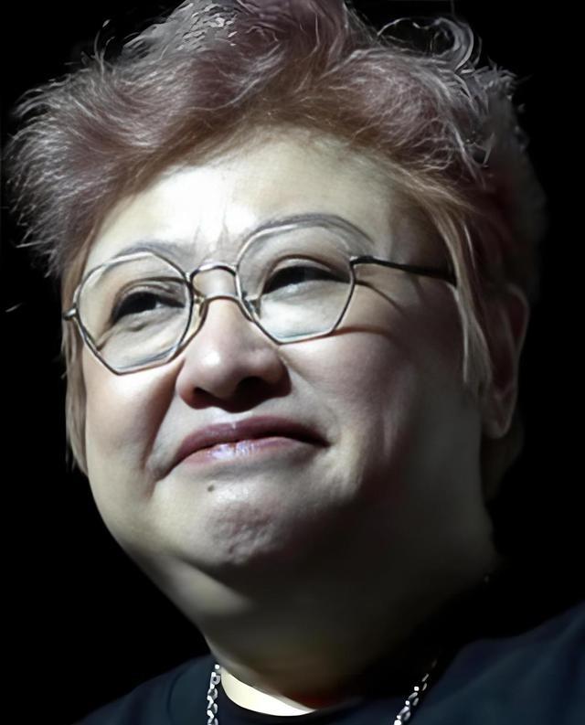 韩红这人就是主打一个真实。她嘴角下垂脾气直，说话从不拐弯抹角，在娱乐圈里绝对是个