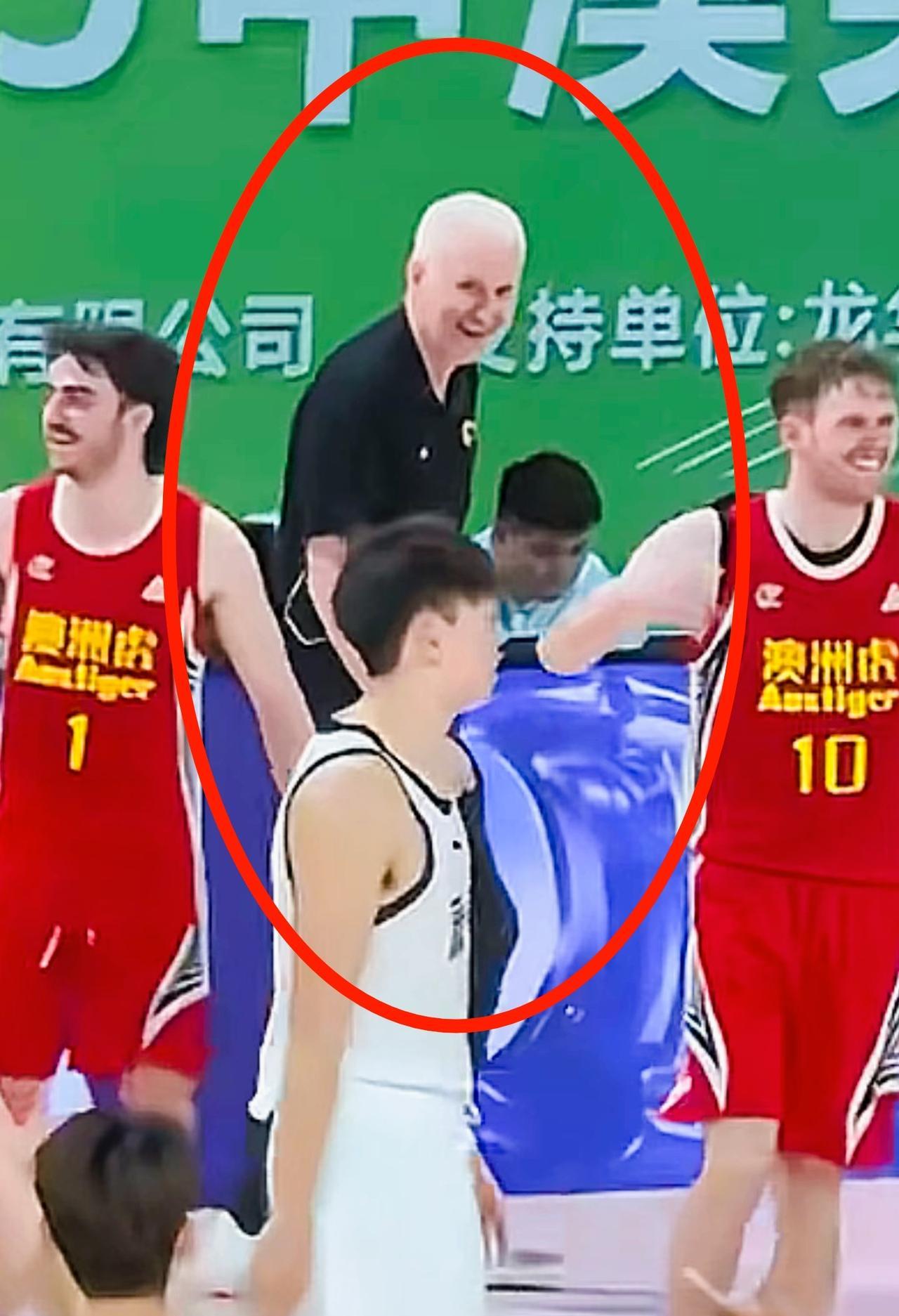 澳大利亚主帅赛后看着广东宏远张昊偷笑！热身赛最后一攻，杜锋爱徒张昊在空篮的情况下