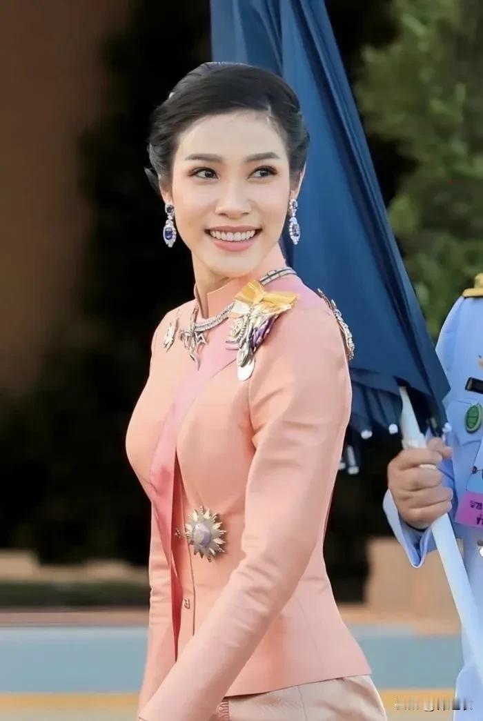 诗妮娜贵妃很厉害，被泰王打入了冷宫还能重新回归，可能也是因为泰王对她是真爱，不然