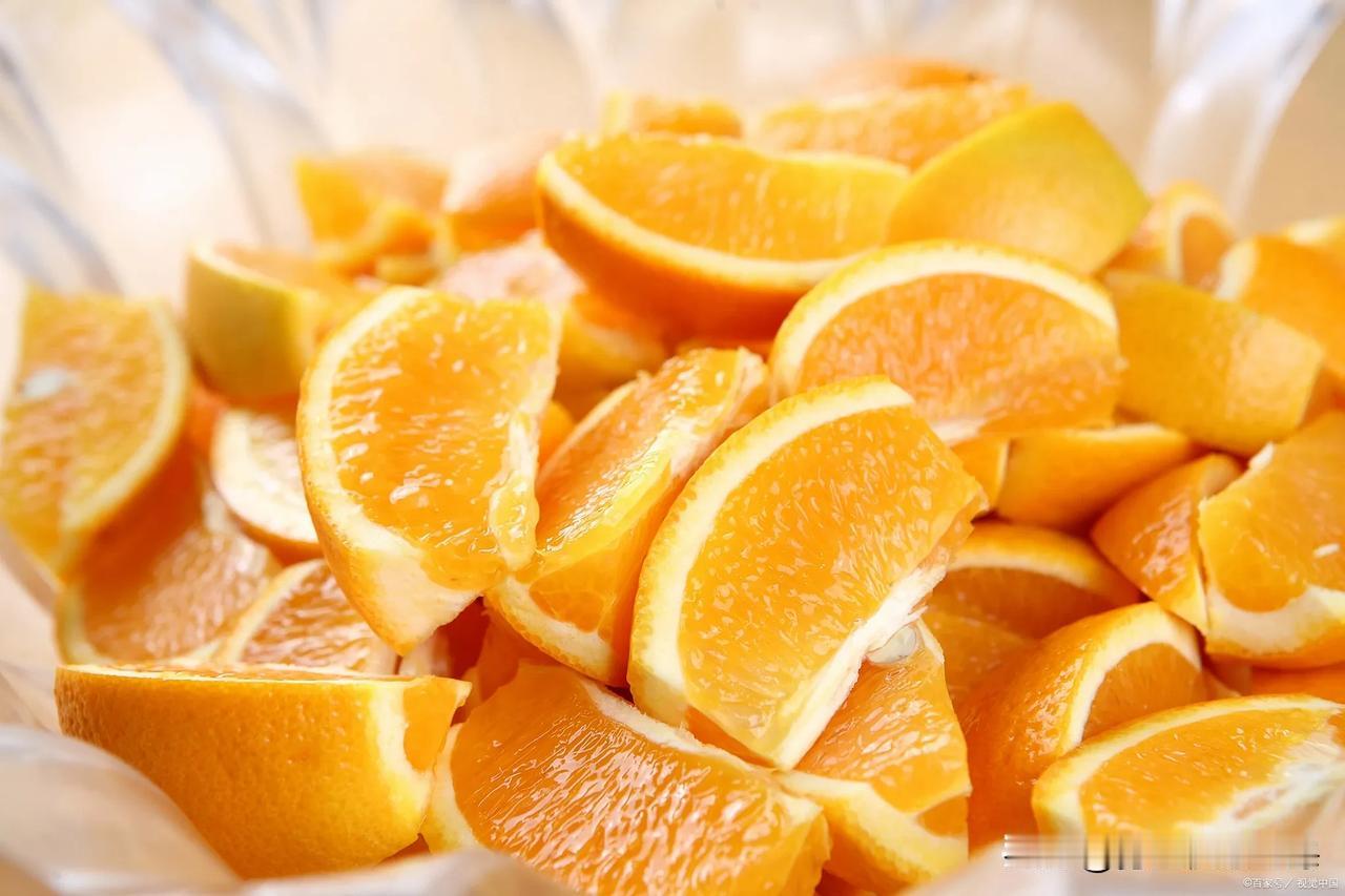 1月的水果摊摆满了苹果、梨子，这些秋冬常见水果虽耐储存，但论应季性和养生功效，却