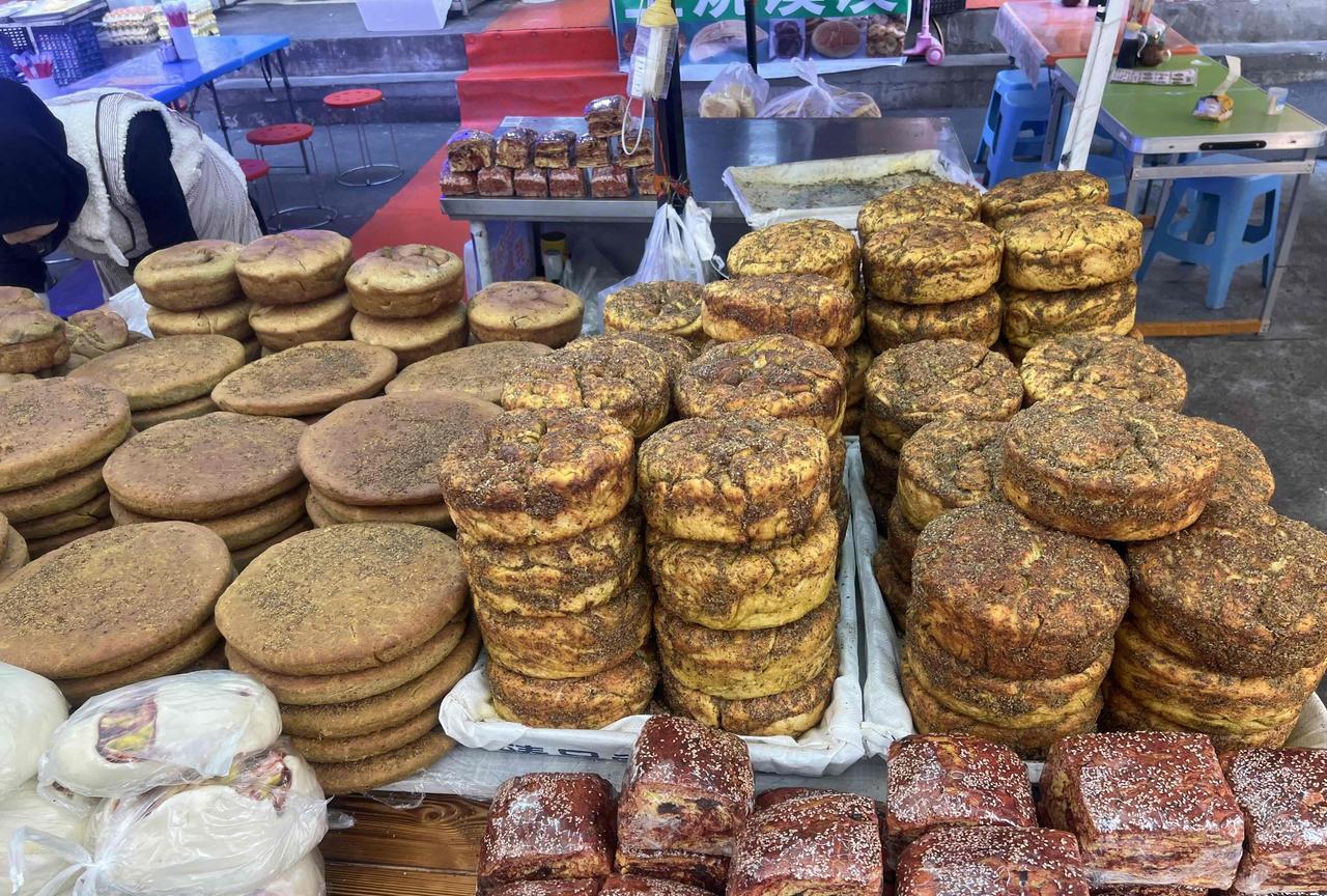 郁闷，没睡好，昏昏沉沉，出来外面玩，晚晚12点睡，白天游景点，晚上逛夜市