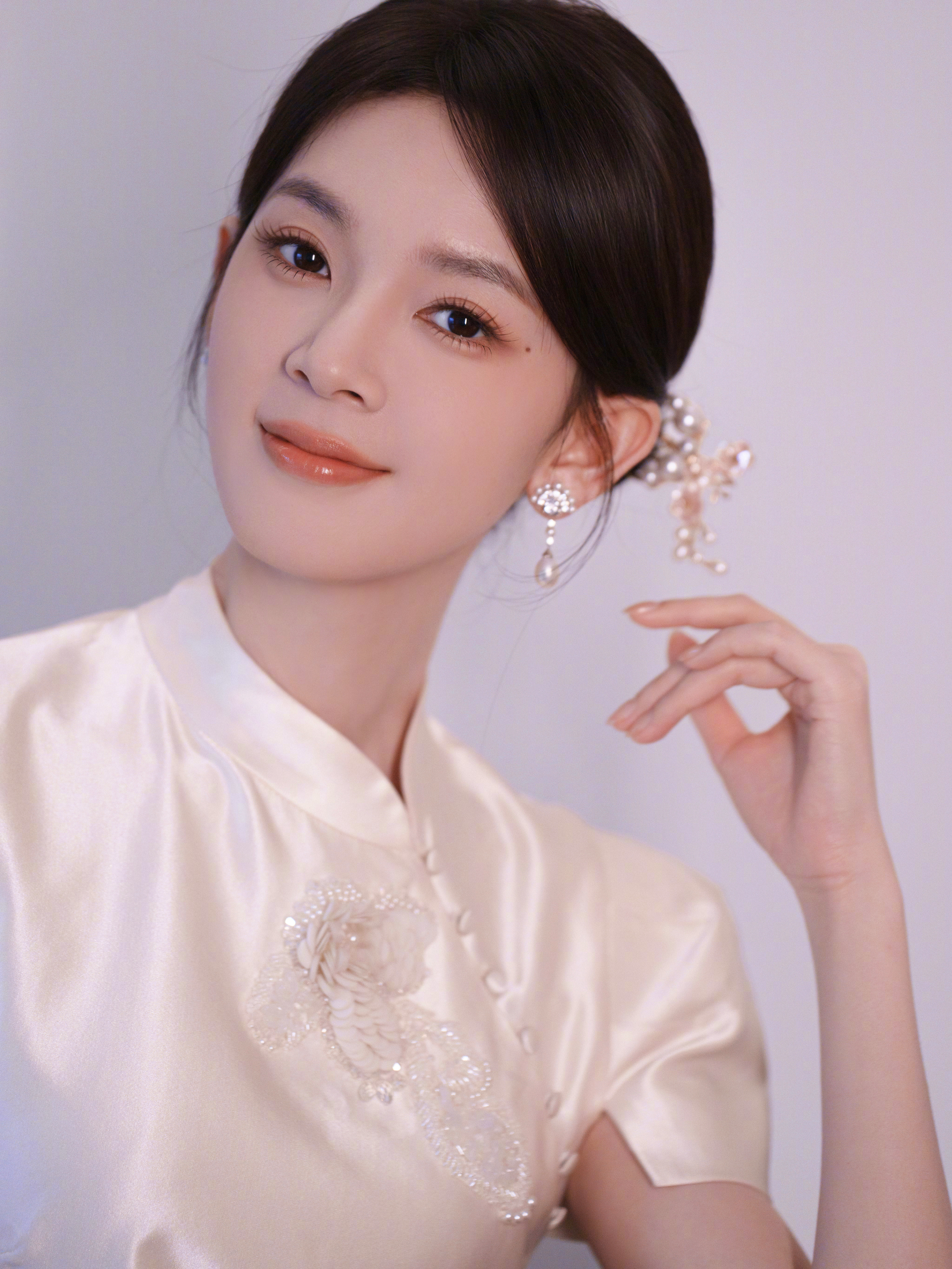 陈瑶. 一袭素色旗袍，演绎东方独有的温婉韵味🏮陈瑶素色旗袍拍出东方诗意