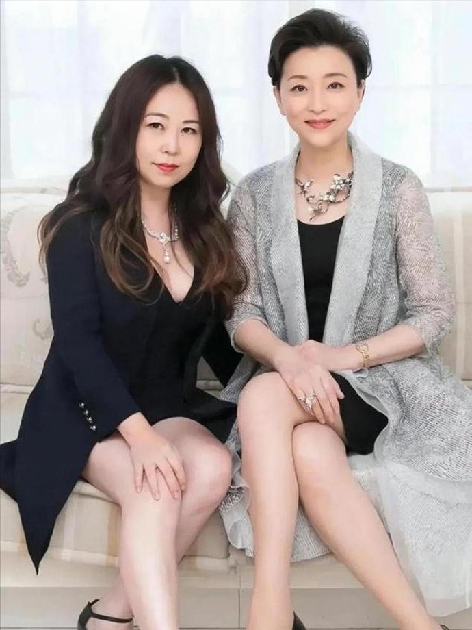 杨澜母女合照首曝光！却让人惊掉了下巴，这女儿真是浪费了老妈的颜值基因，五官身材都