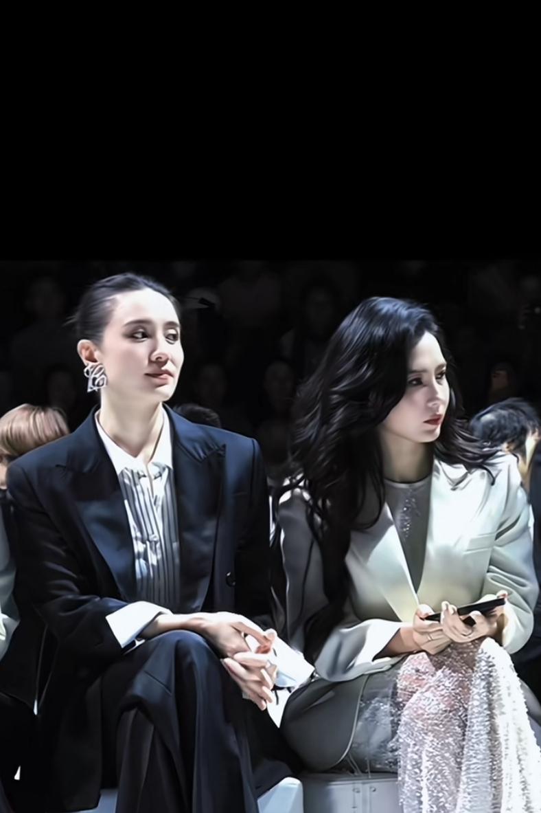美女也喜欢看美女，你看张柏芝都看呆了。不知她俩看的是谁？目光一直锁定在美女身上跟