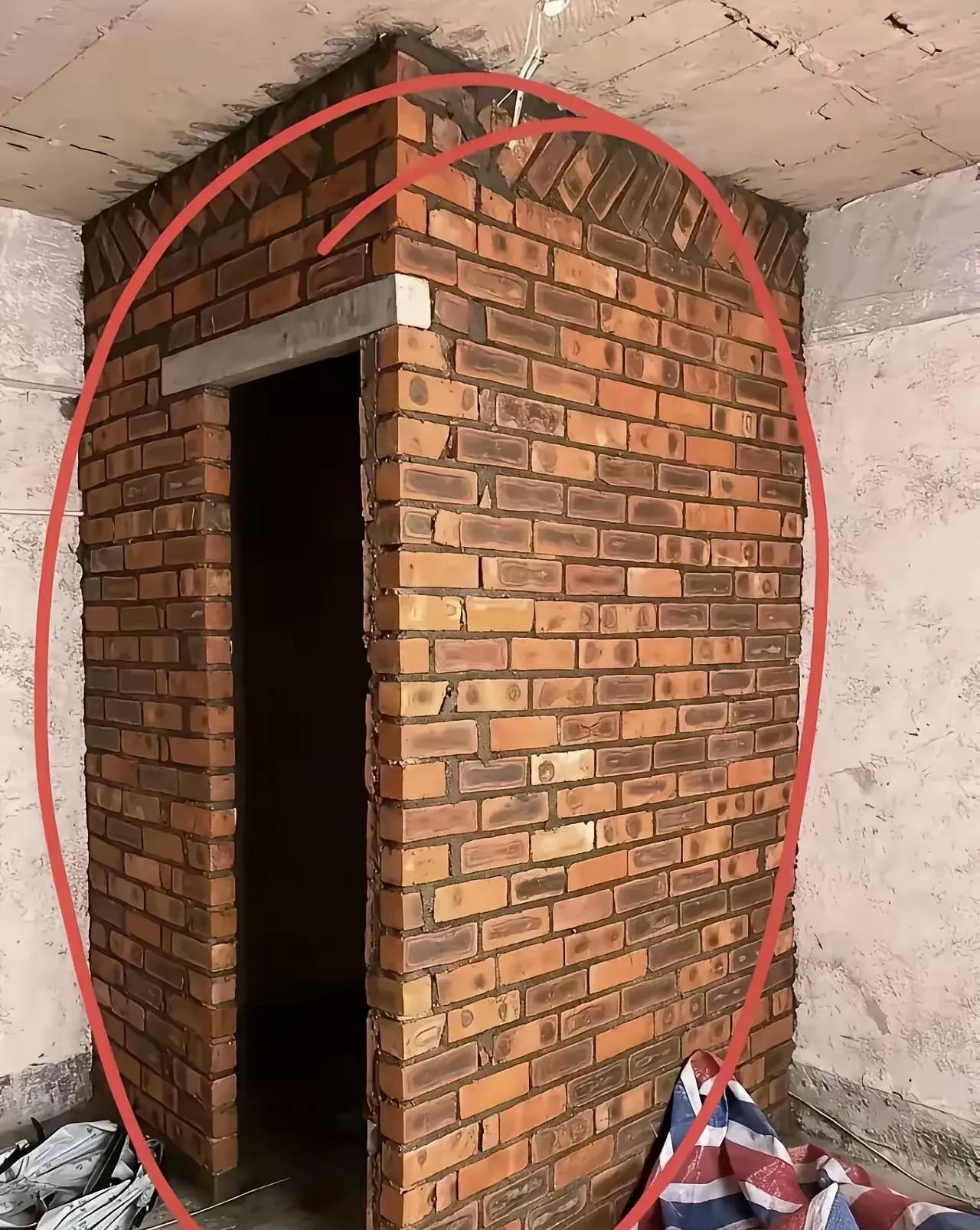 为什么这么设计，合理吗？而且还是主卧硬加的，难道不能用玻璃装吗？