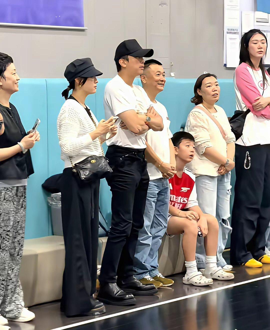 14岁等等身高快1米8邓超孙俪场边一个鼓掌一个拍视频网友：这星二代咋不按套路进娱