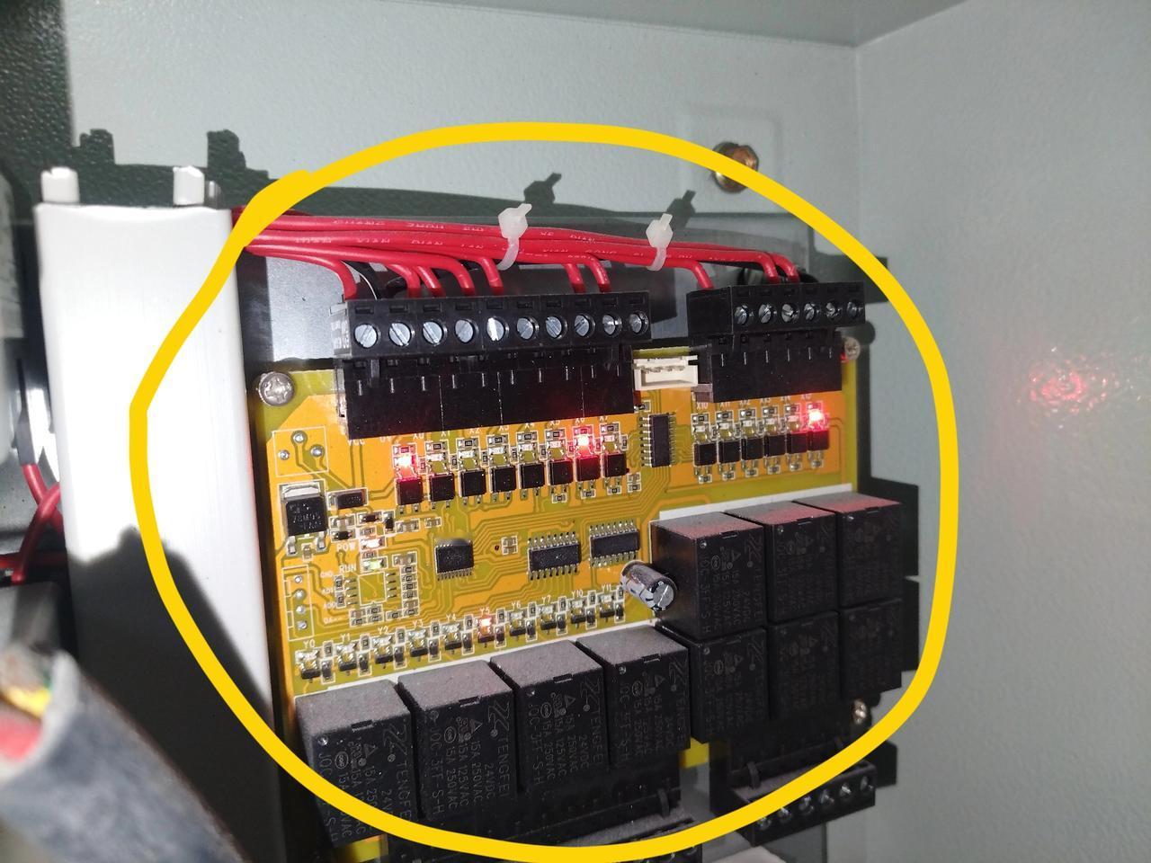 给客户做了一个小电箱，报价3000元，电气材料都包，可客户看到我这电箱后气的不行