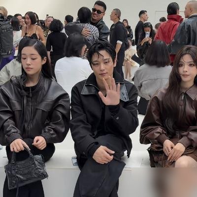 杨超越这次输惨了。大秀同框照一流出，全网都在嘲她那件皮衣“头重脚轻”，硬生生把旁边的吴千语衬托成了走