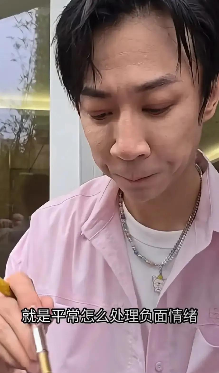 董璇啊，董璇，何必这么着急嫁给张维伊！1988年出生的他就跟个小老头似的，皮肤