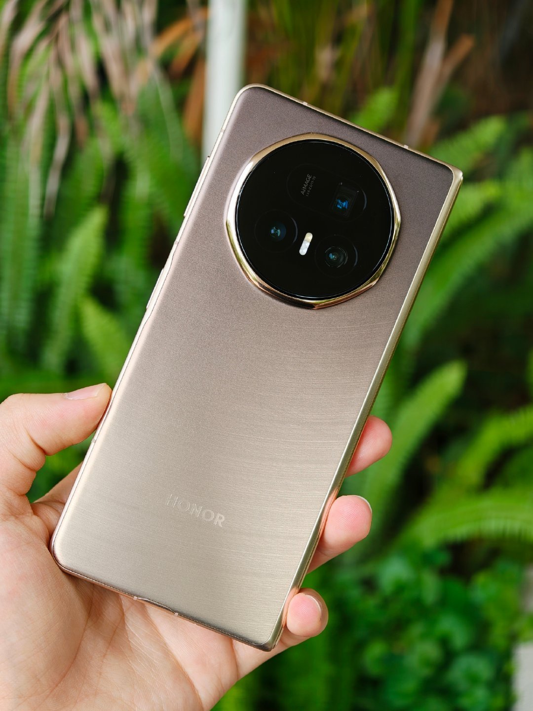🤳🏻MagicV5真机上手图感受一下这个外观设计🧐大家对这一款大折叠最