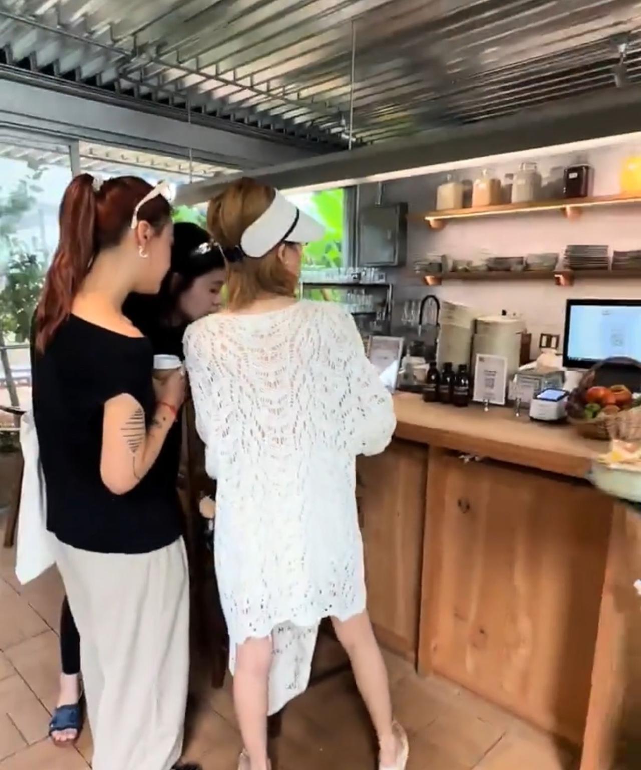 赵露思每天都挺忙，近期在网络上活跃的非常频繁，8月22日出门去逛逛，也是休息一下