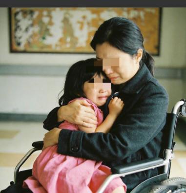 湖北黄石，一女子下身瘫痪，经人介绍认识一男子，俩人很快结婚，男子住进女方家里，婚