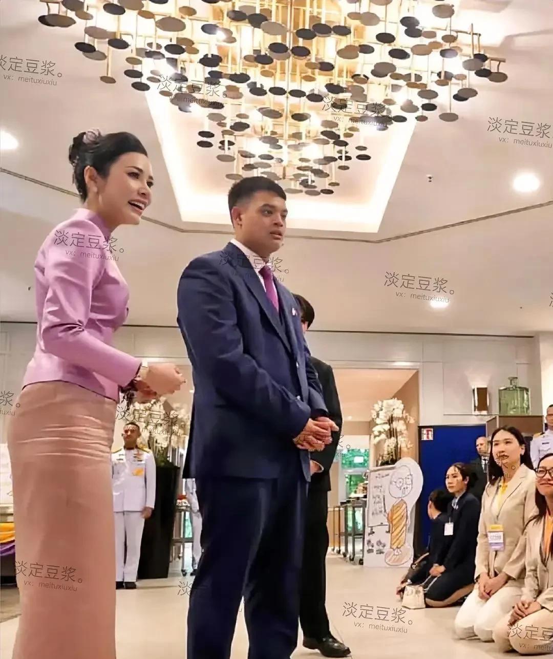看泰国贵妃诗妮娜望着提帮功的眼神，满满的爱和期望，能感觉出“他俩”关系很融洽，很