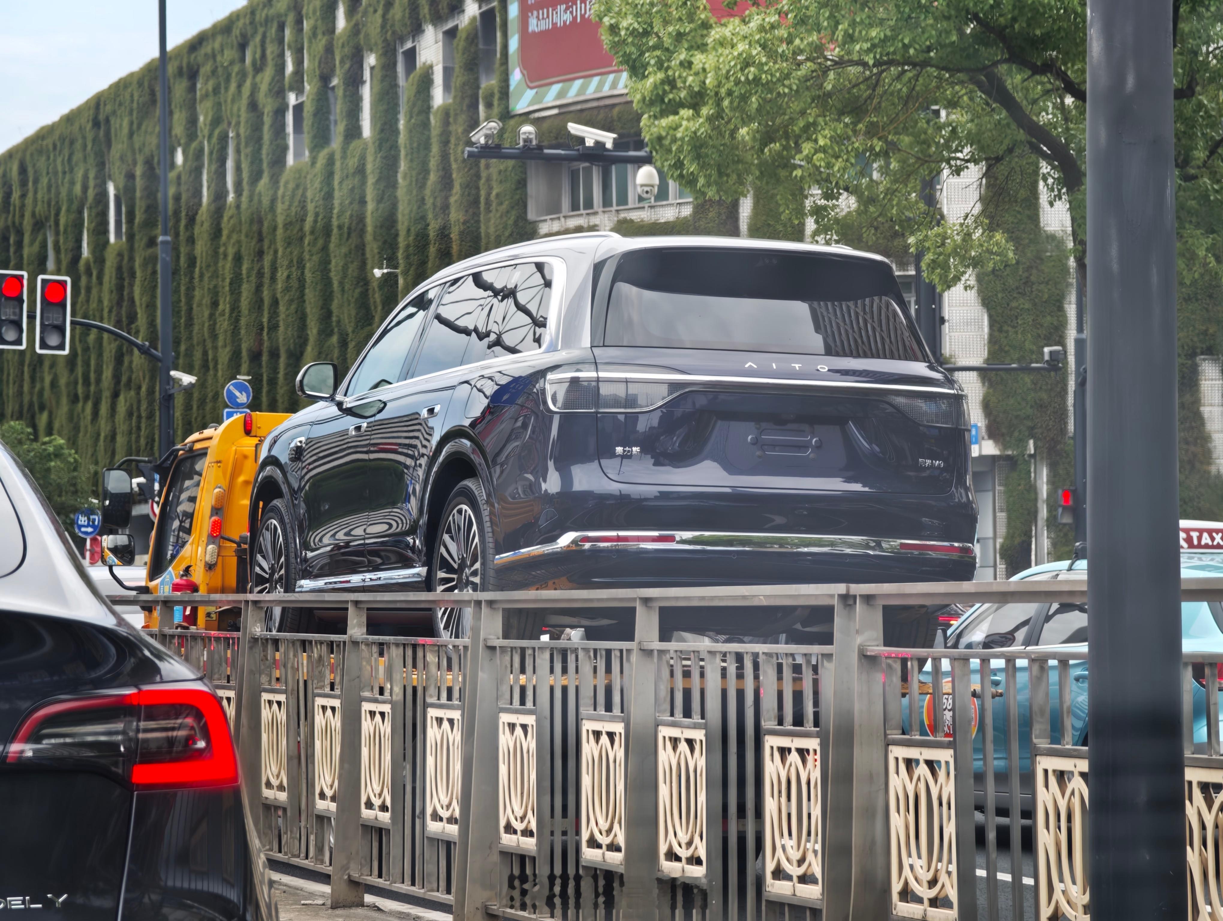 板车上发现一台全新问界M9。虽然这一代M9外观区别和上一代不算大，但是更加