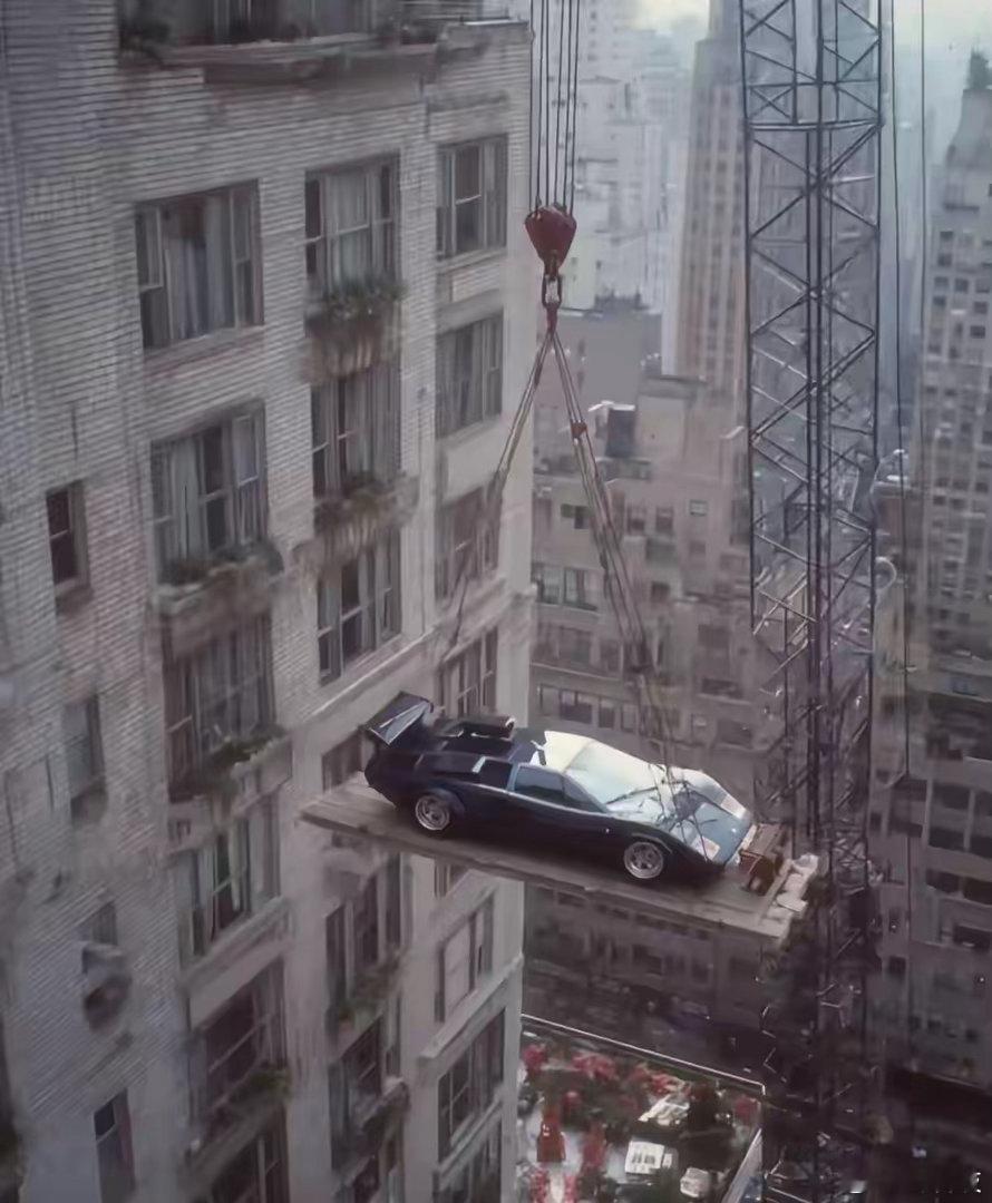 感觉老外有的想法确实天马行空，1999年在纽约就把跑车吊装进公寓了