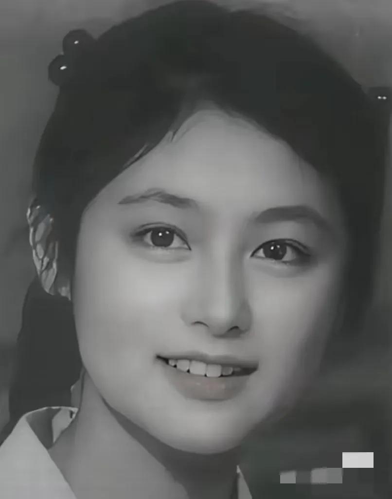 刷到一组旧照惊为天人！瓜子脸、弯眉杏眼，侧脸下颌线流畅如工笔，正面五官立体度堪比