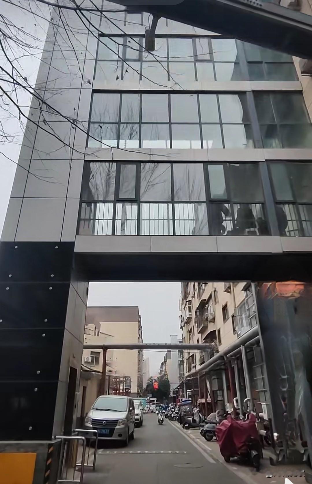 这样加装的电梯，大家看出有啥毛病没？现在城市更新、老旧小区改造，加装电梯是惠民