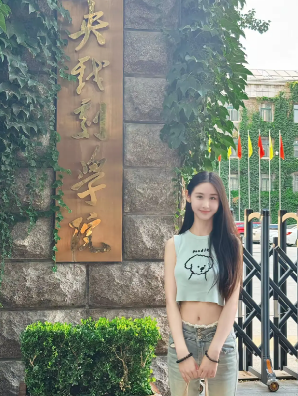 最近又是清纯女大惹​​​