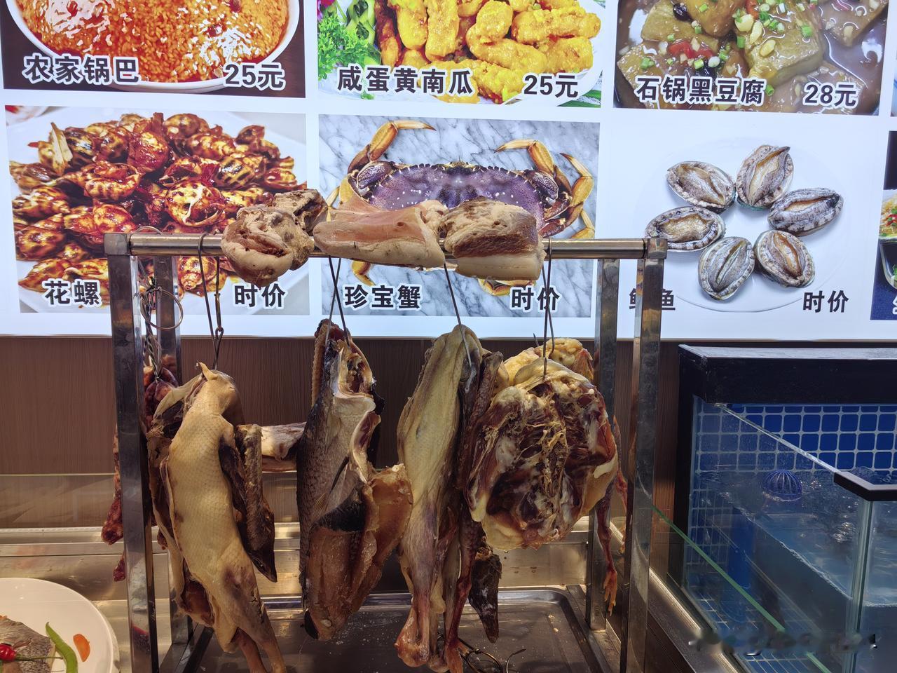 发小聚会，结果同学琳琳一进门却直截了当说出，怎么来这里吃饭？都是预制菜！不好吃！